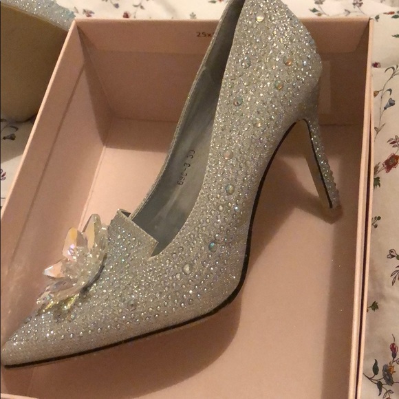 Silver flower Rhinestone shoes - Picture 2 of 5